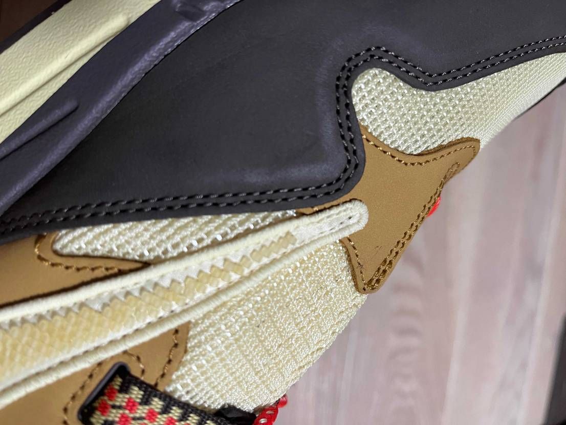 スットコの画像偽物騒動は個体差っぽい????
左右でほんの僅かに隙間の差があり