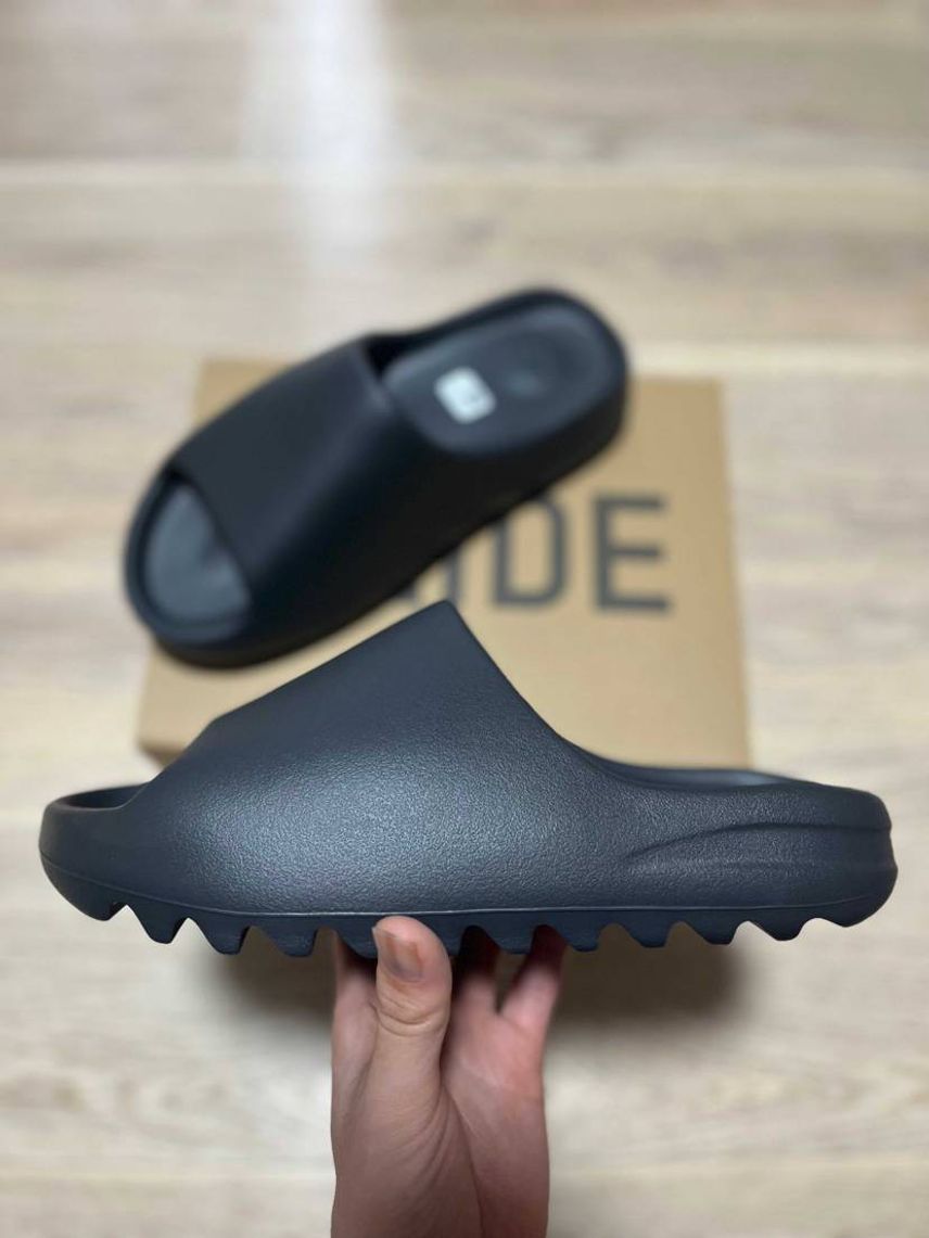 YEEZY slideようやく届きましたが、前回の分と若干違うのでまとめました。