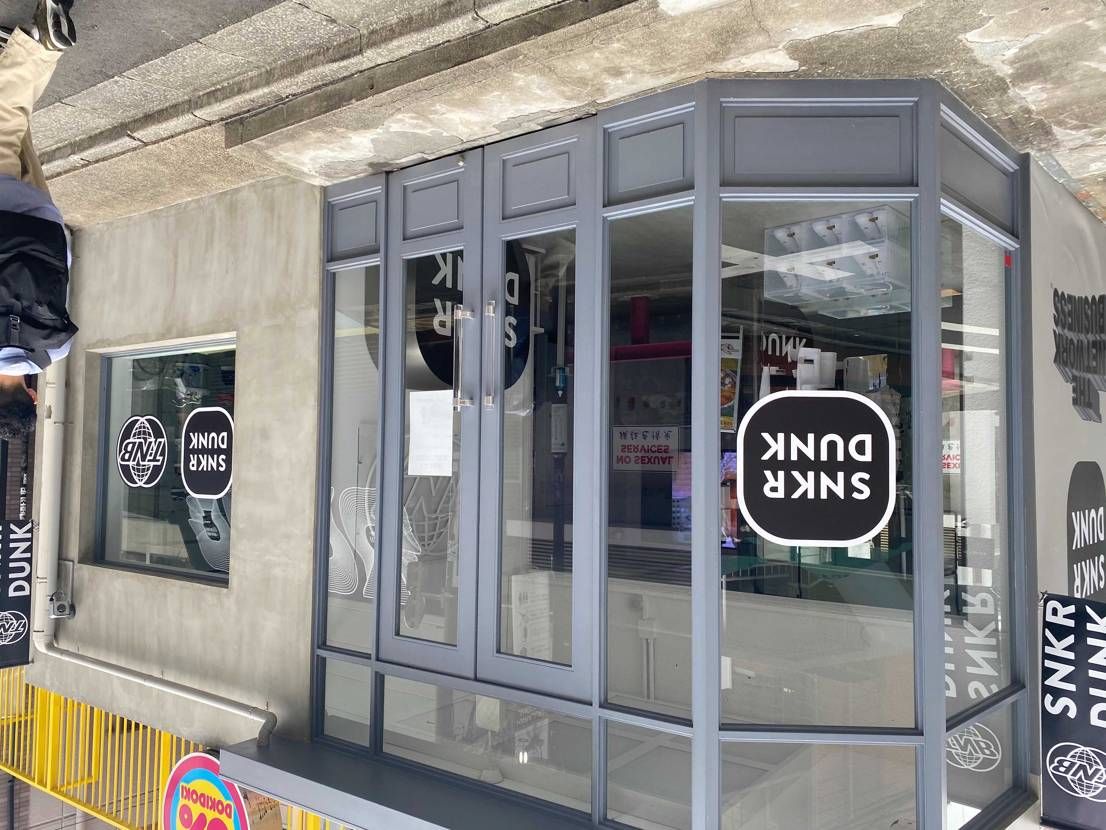 学校前に開店前のスニダンへ
まだお金無くて買えないけど、給料入ったら買いに行き