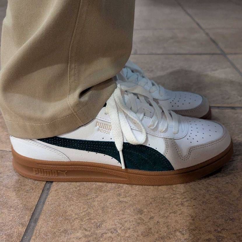 「白ベースのスニーカーを履き込んで味を出したい」ブームきてます🔥