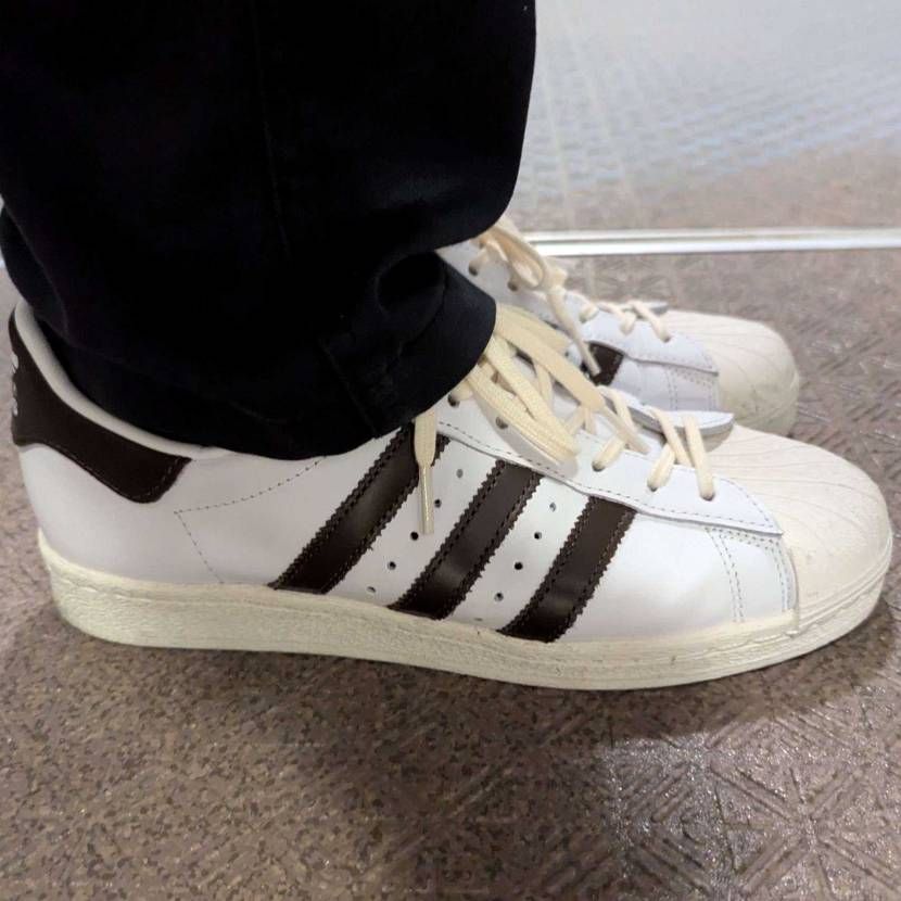 「白ベースのスニーカーを履き込んで味を出したい」ブームきてま