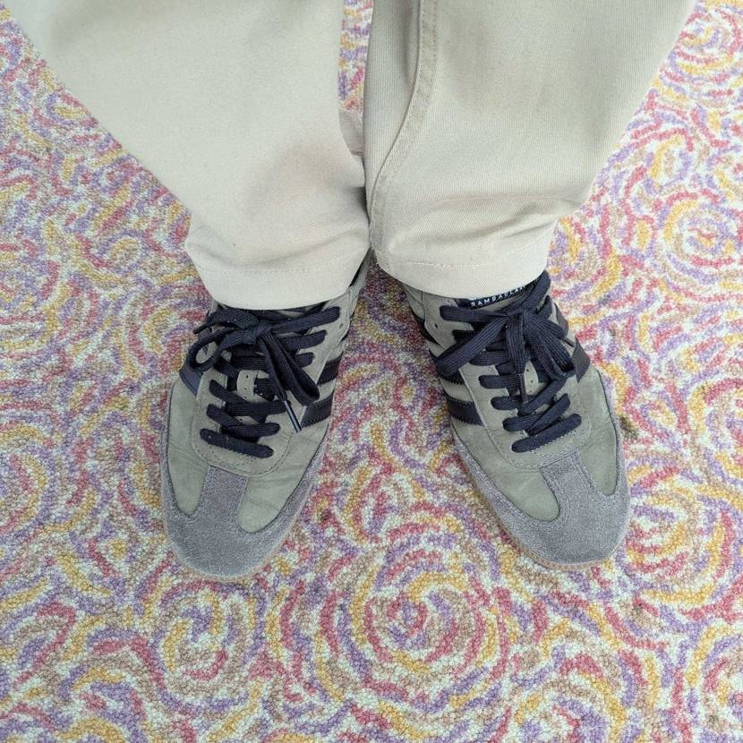 会社で履いてるサンバ feat. 会社のリフレッシュルームの床