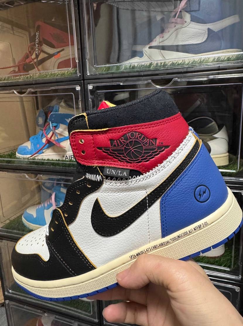 届きました🎁
エンボスも両方とも問題無しでした！
どのシューレースにするか迷