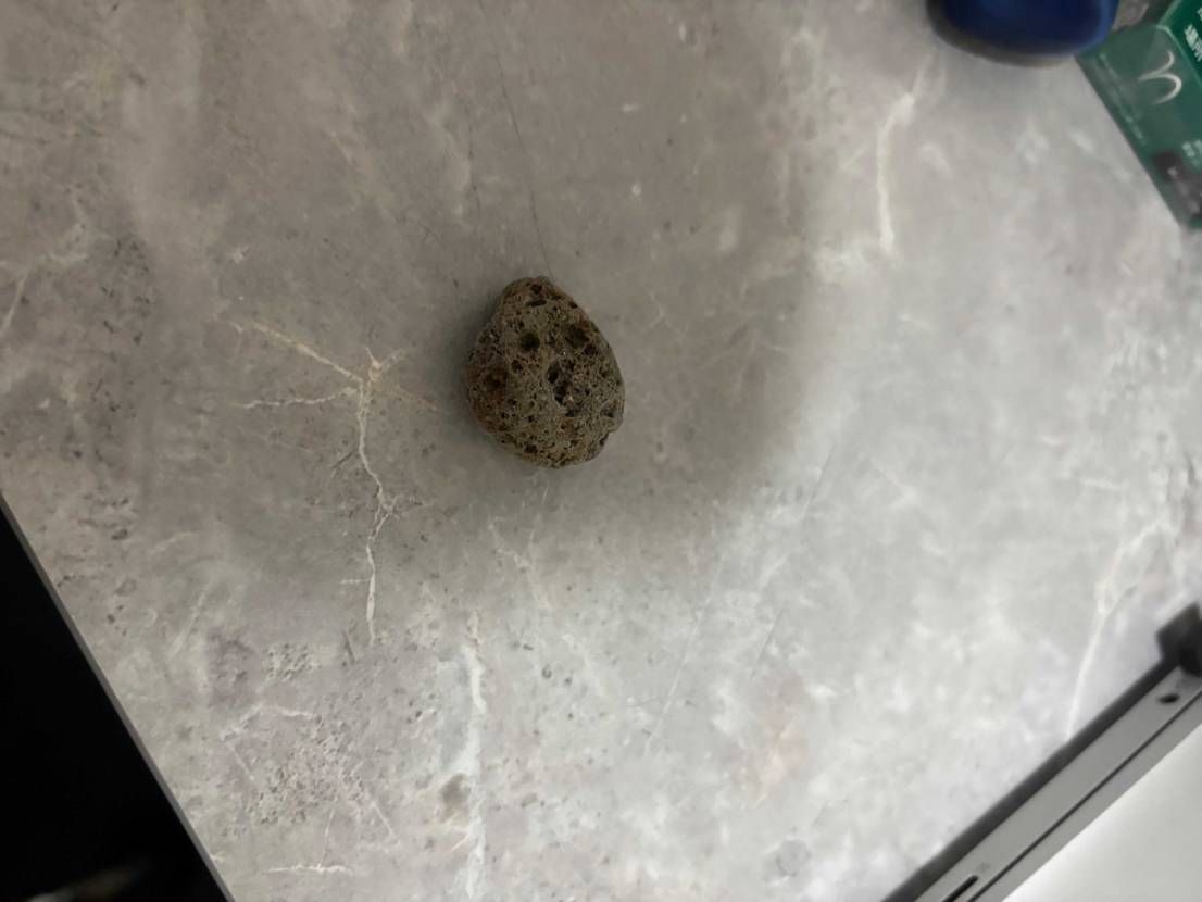 supremeの新品のカバンに石みたいなのが入ってましたがこれは乾燥剤でしょうか