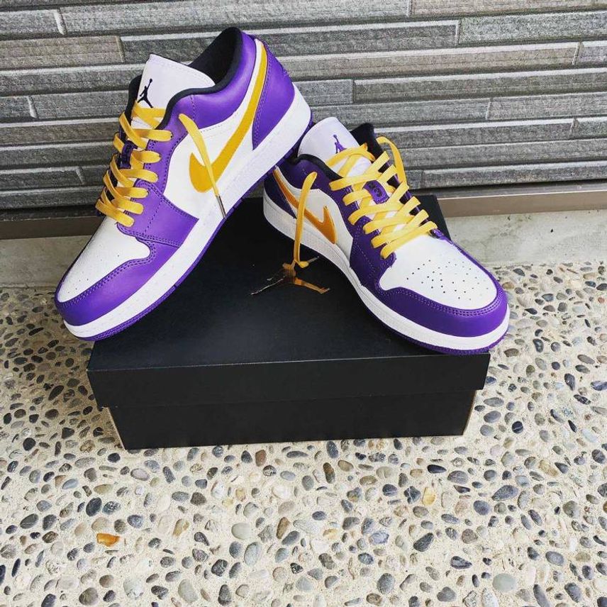 お気に入りの一足です☺️
アンジェラス平筆塗りでシューレースはkicksroc