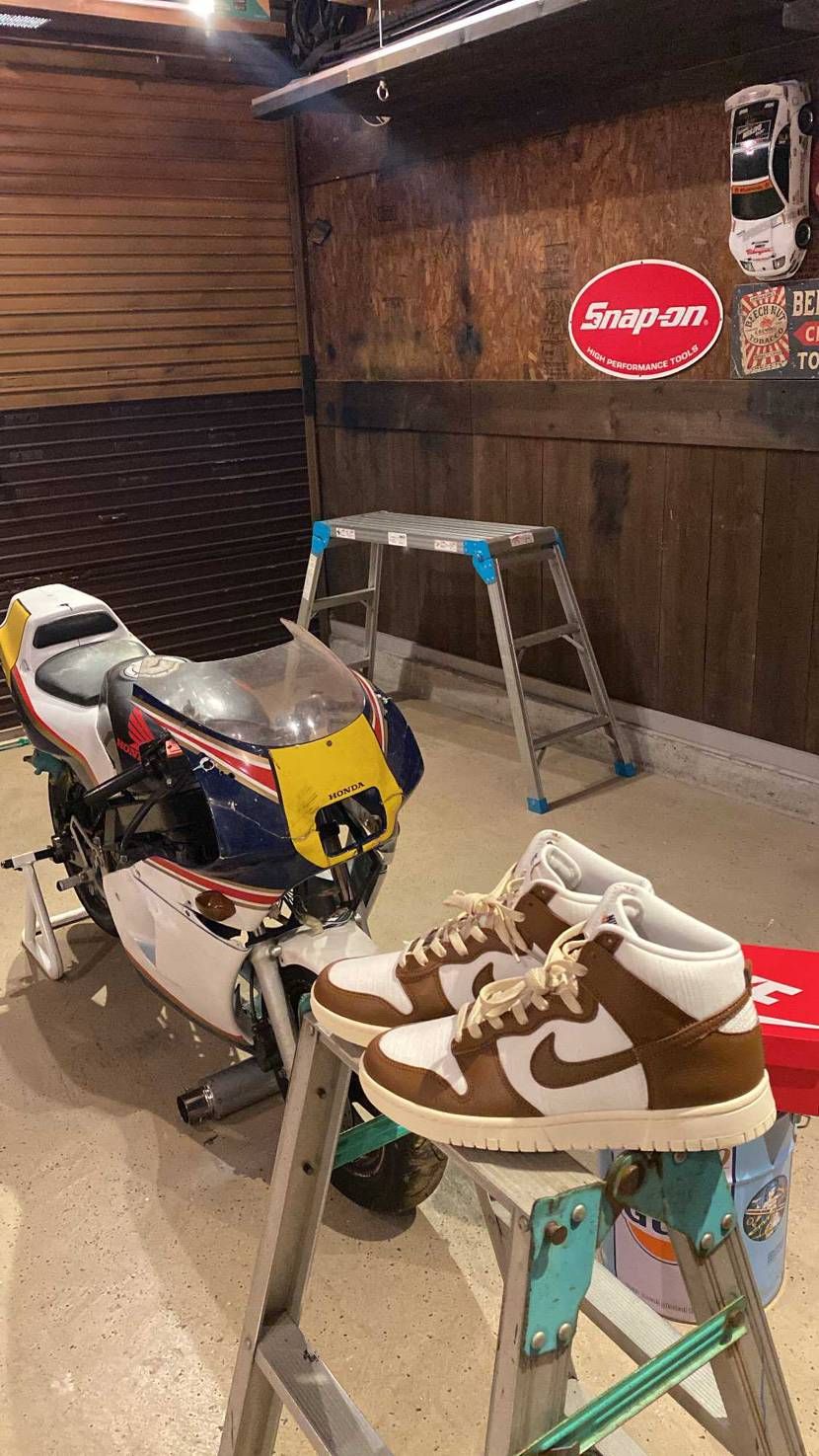 このスニーカーの名前なんだっけ？