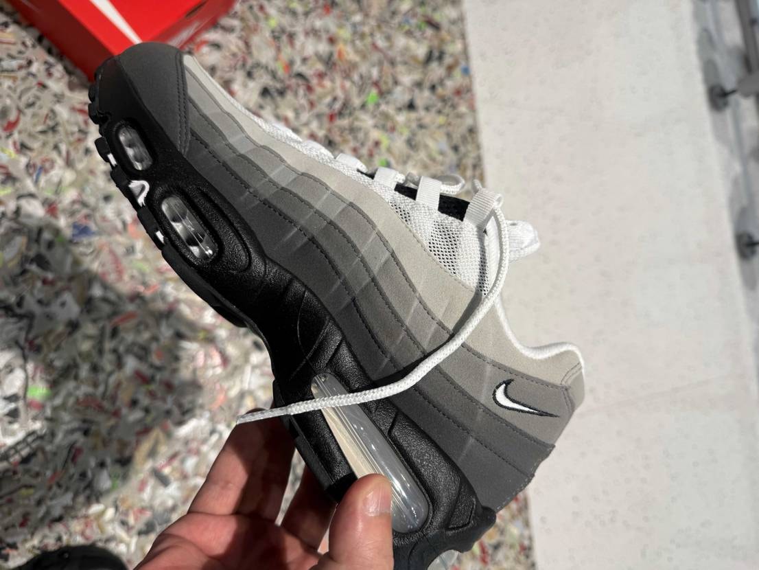 ナイキの直営でもリス来てたから思わず買ってしまった。
ネオンと並べると表情とか