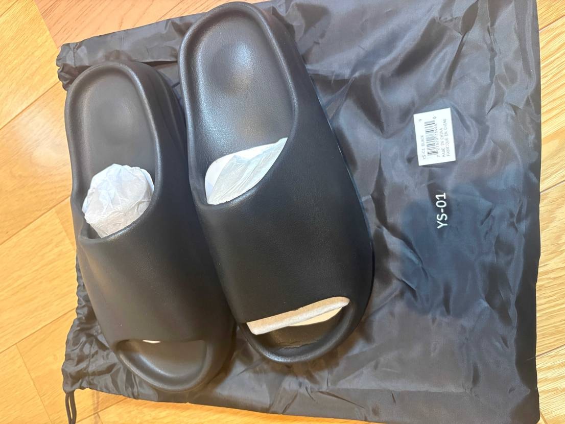 yeezyで8月に注文してたスライドちゃんと届いた
片方潰れてたよYe