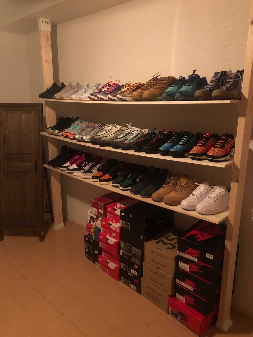 自分の部屋にスニーカーの棚を！！
まだ3段で全然スニーカー置けませんがもっと増