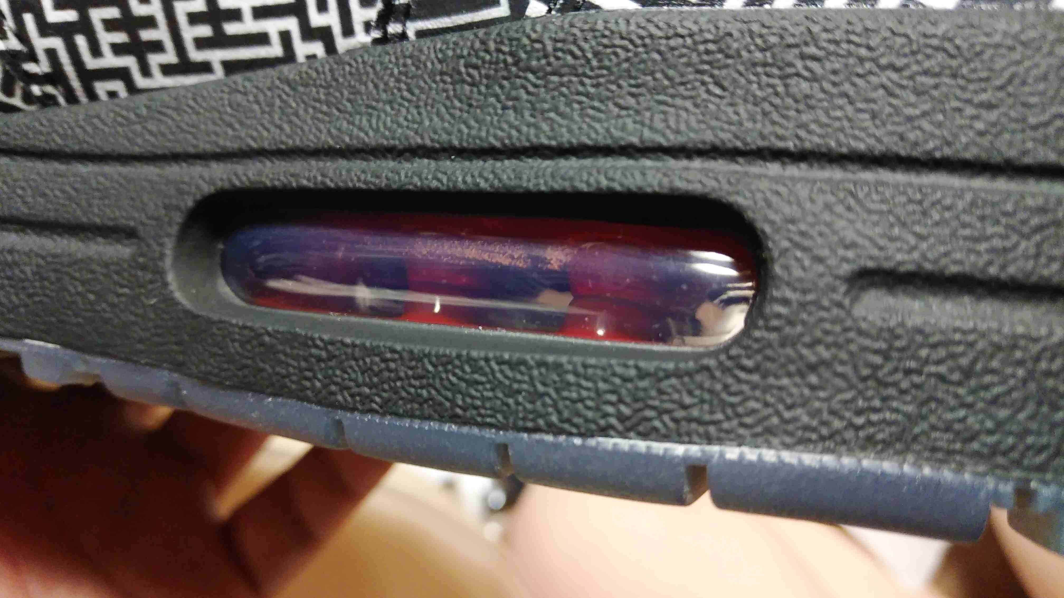 atmosから届いたんですが、右のAIR内側にと赤の塗料付着