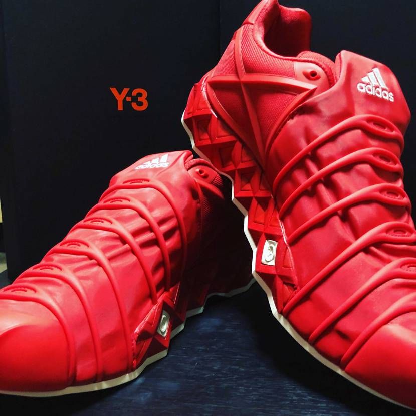 y3 のスニーカーめっちゃいいけど、このサイトあまり推されてない感ある。