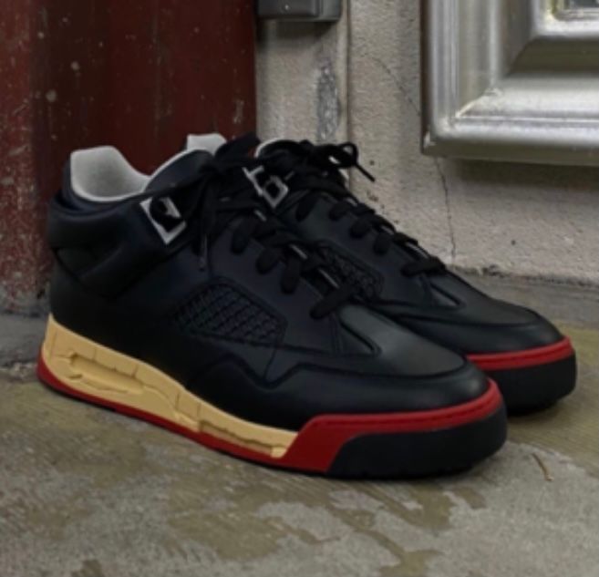 これどこのスニーカーかわかる人いますか？