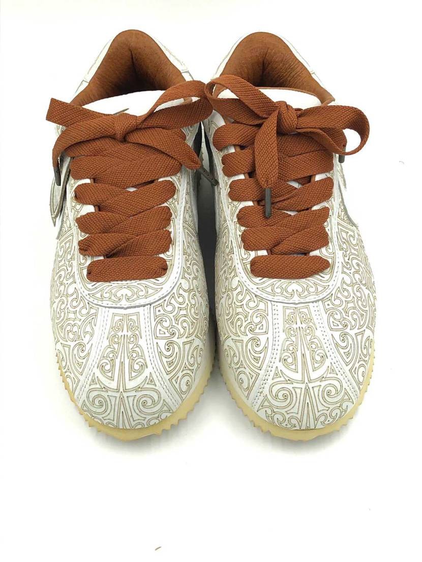 初めてコメントします。
このスニーカーって価値有りますか？