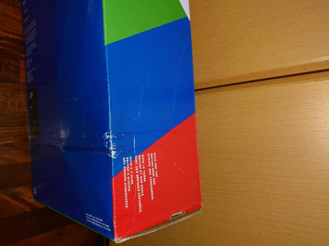 箱が箱が言う人いるから最近スットコから届いたやつな。
配送箱は無傷な。
後は