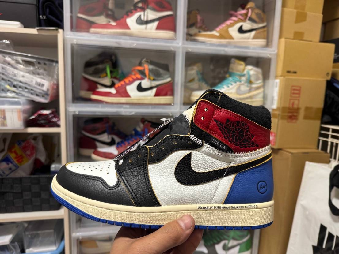 コラボスニーカーでは初めての自力got'em
今までほぼプレ値でしか買えんかっ