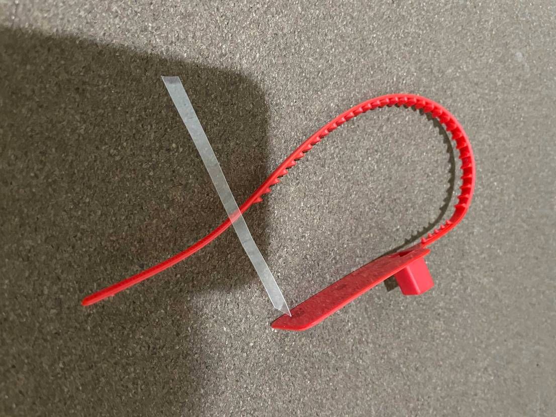 ここの投稿を参考にオーバーシューレースを処理し、シュータンが