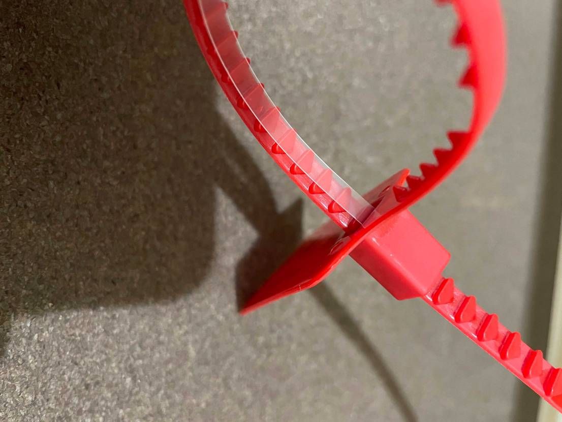 ここの投稿を参考にオーバーシューレースを処理し、シュータンが