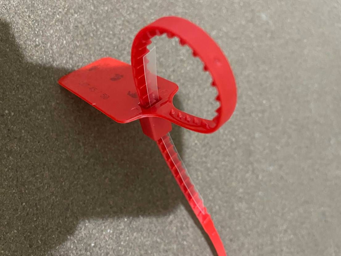 ここの投稿を参考にオーバーシューレースを処理し、シュータンが