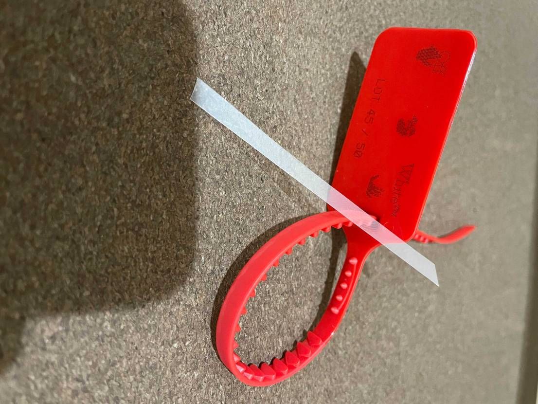 ここの投稿を参考にオーバーシューレースを処理し、シュータンが