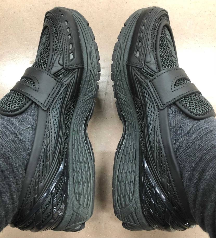 初出勤は、休暇中ずっとシューキーパーという名のストレッチャー