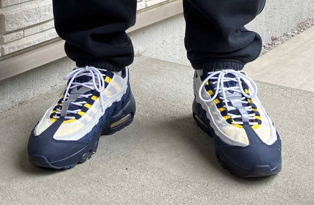 コストンSB95(HQ8492-400)😄
路面が濡れてい