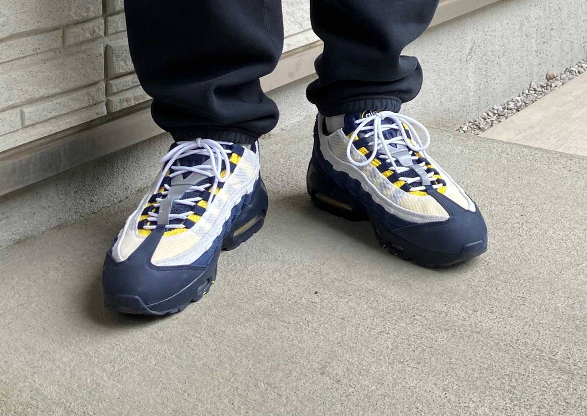 コストンSB95(HQ8492-400)😄
路面が濡れてい