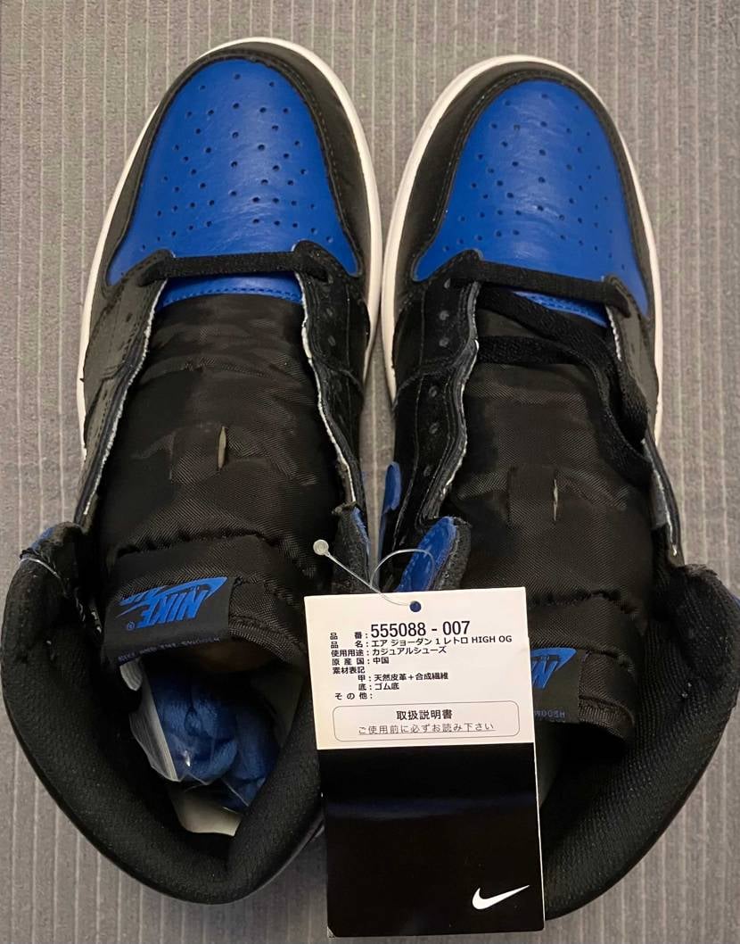 こんにちは😀
ようやく自分にもAJ1 "Royal" が到着😆✨
革質のコ