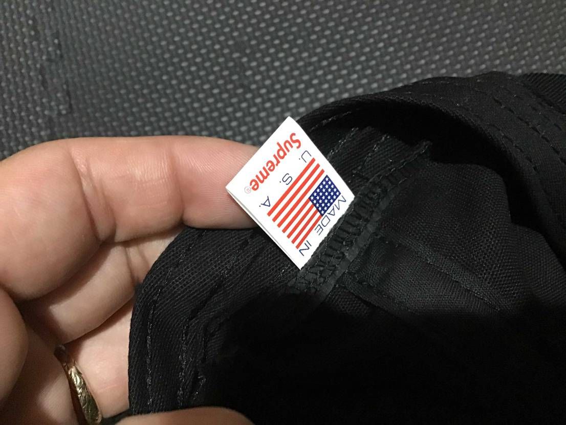 シュプリームFutura Logoキャップメッシュの付いてま