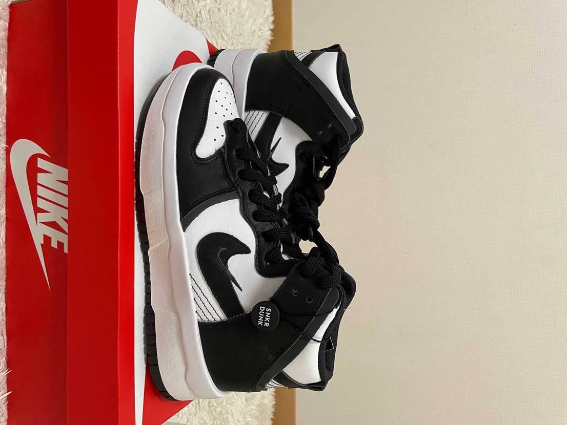 初めてスニダンで購入しました。これって本物ですか？教えていただけると嬉しいです！