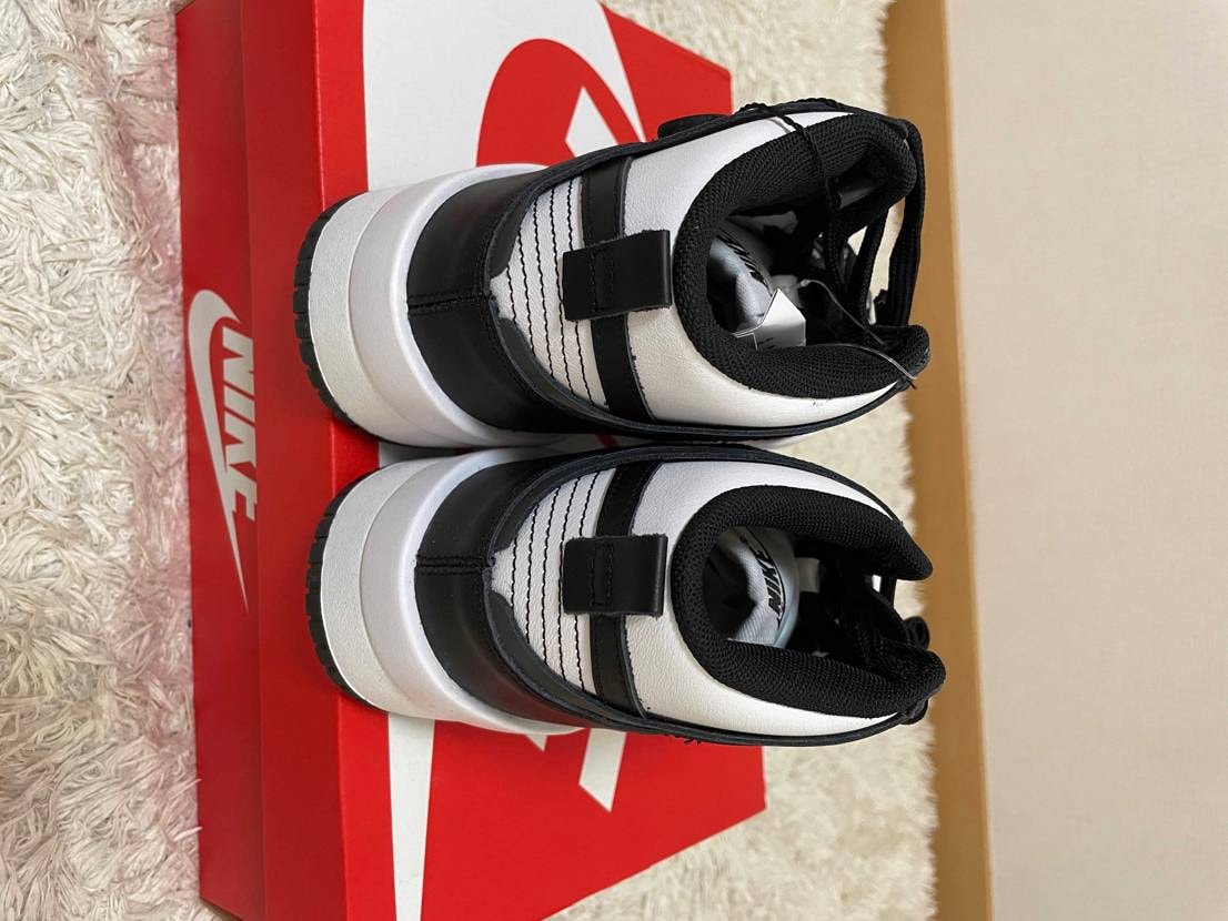 初めてスニダンで購入しました。これって本物ですか？教えていた