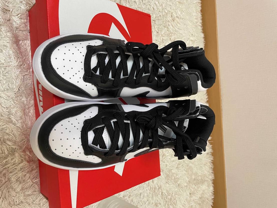 初めてスニダンで購入しました。これって本物ですか？教えていた