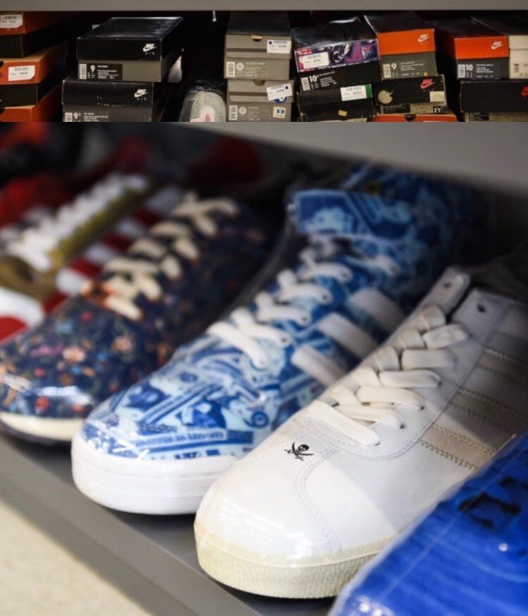 突然ですが、この青のadidasのスニーカーの名前わかる人いたら教えてください