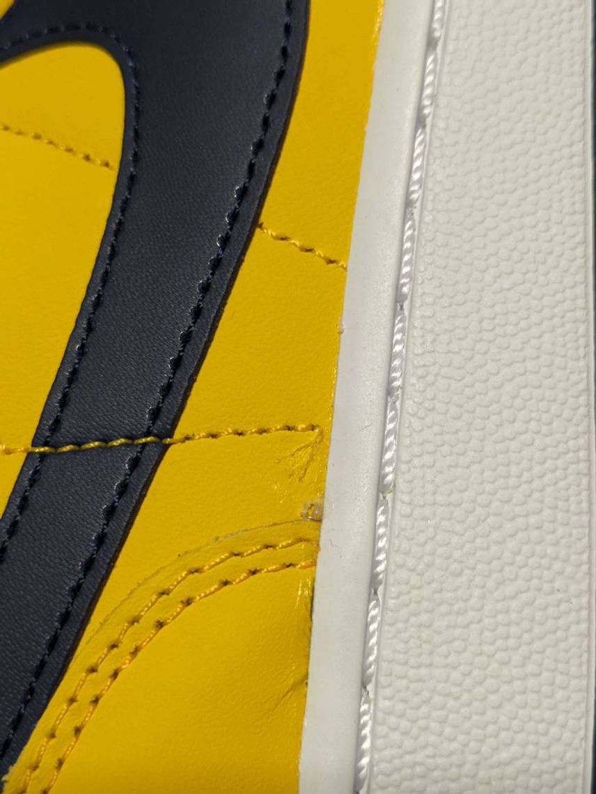 公式で発注したら、微妙な不良品が届く。わかりにくいですが、ステッチがミッドソール