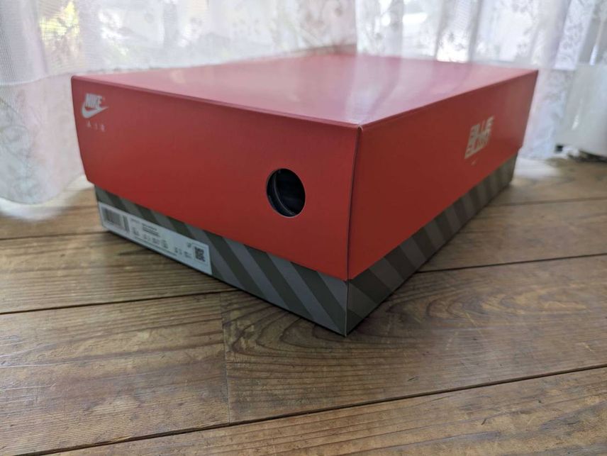 本日、届きました。靴は袋に入っていて、ボックスのデザインは
当時のデザインを模