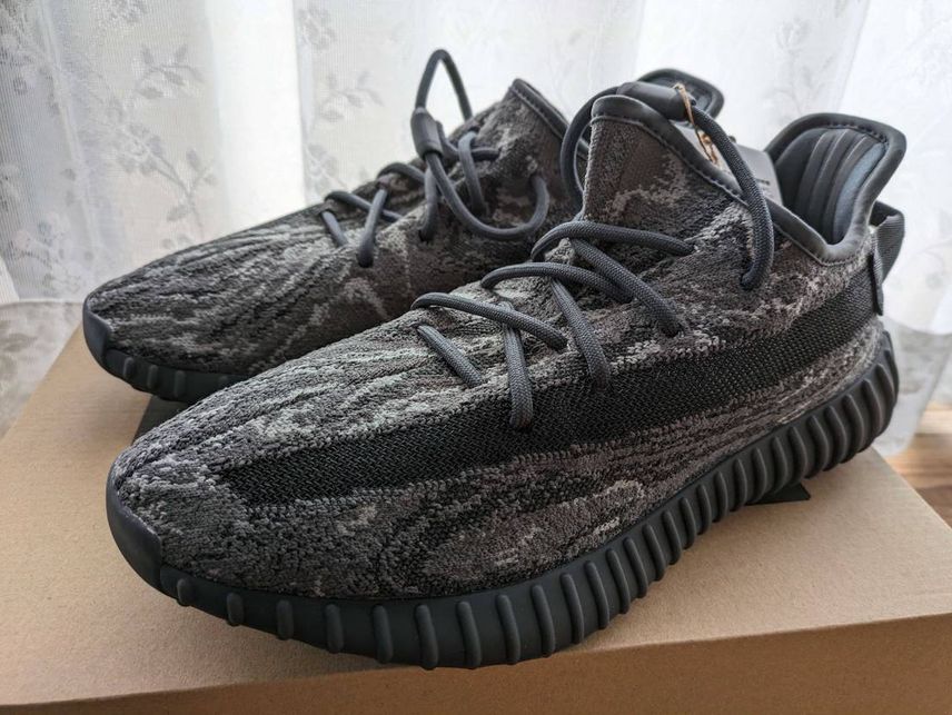 イージー350v2ダークソルトが、本日届きました。一番懸念していたサイズ感ですが