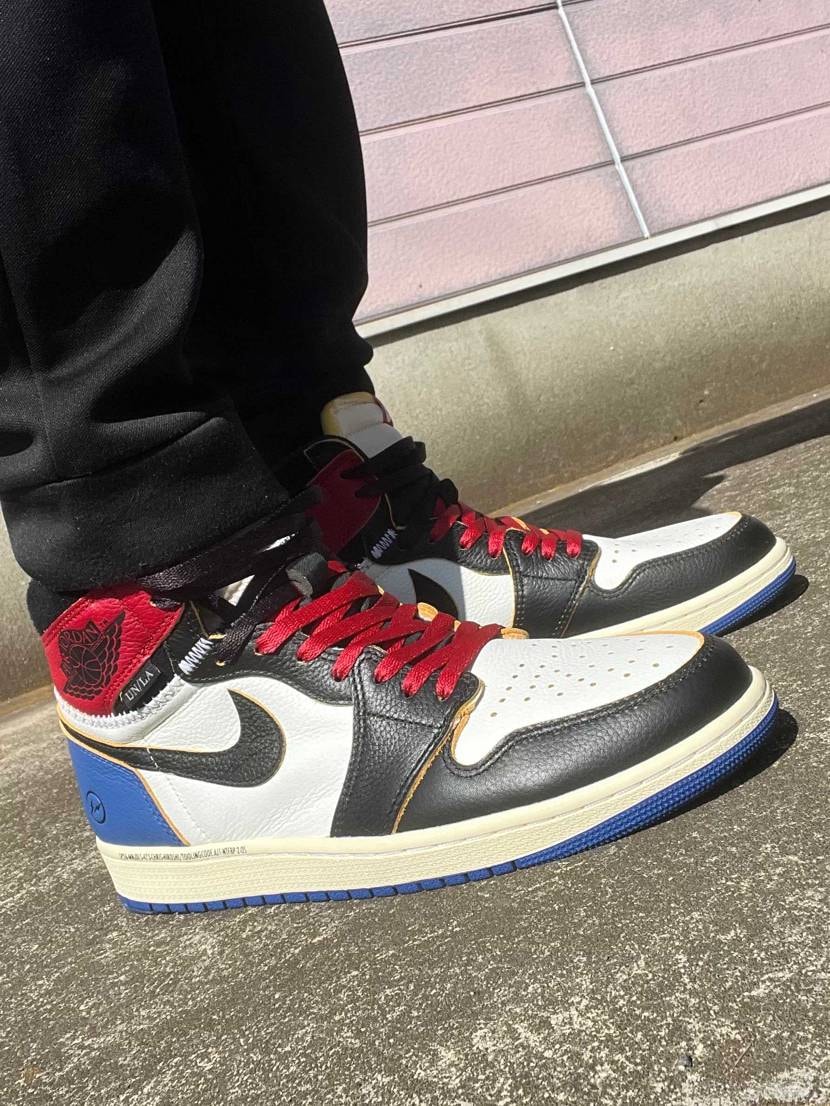 皆さまこんばんわ！
昨日スニカスからヒロシメント🔴🔵到着🛬