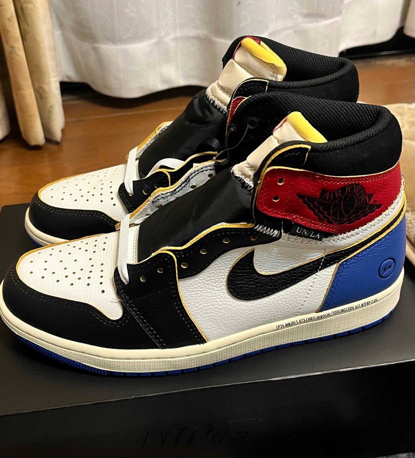 皆さまこんばんわ！
昨日スニカスからヒロシメント🔴🔵到着🛬