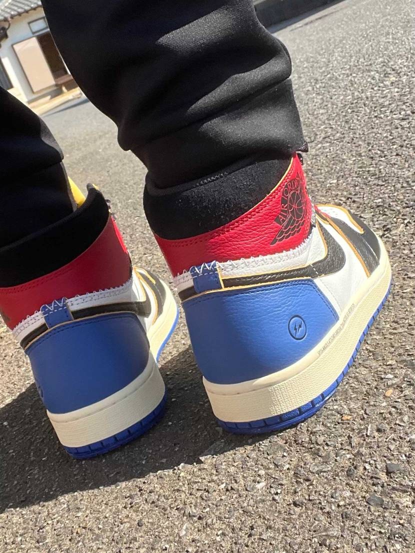 皆さまこんばんわ！
昨日スニカスからヒロシメント🔴🔵到着🛬