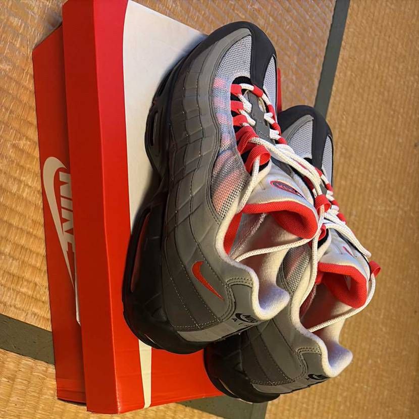 エアマックス95OG solar red 28.5cm
新古品中古にて出品して