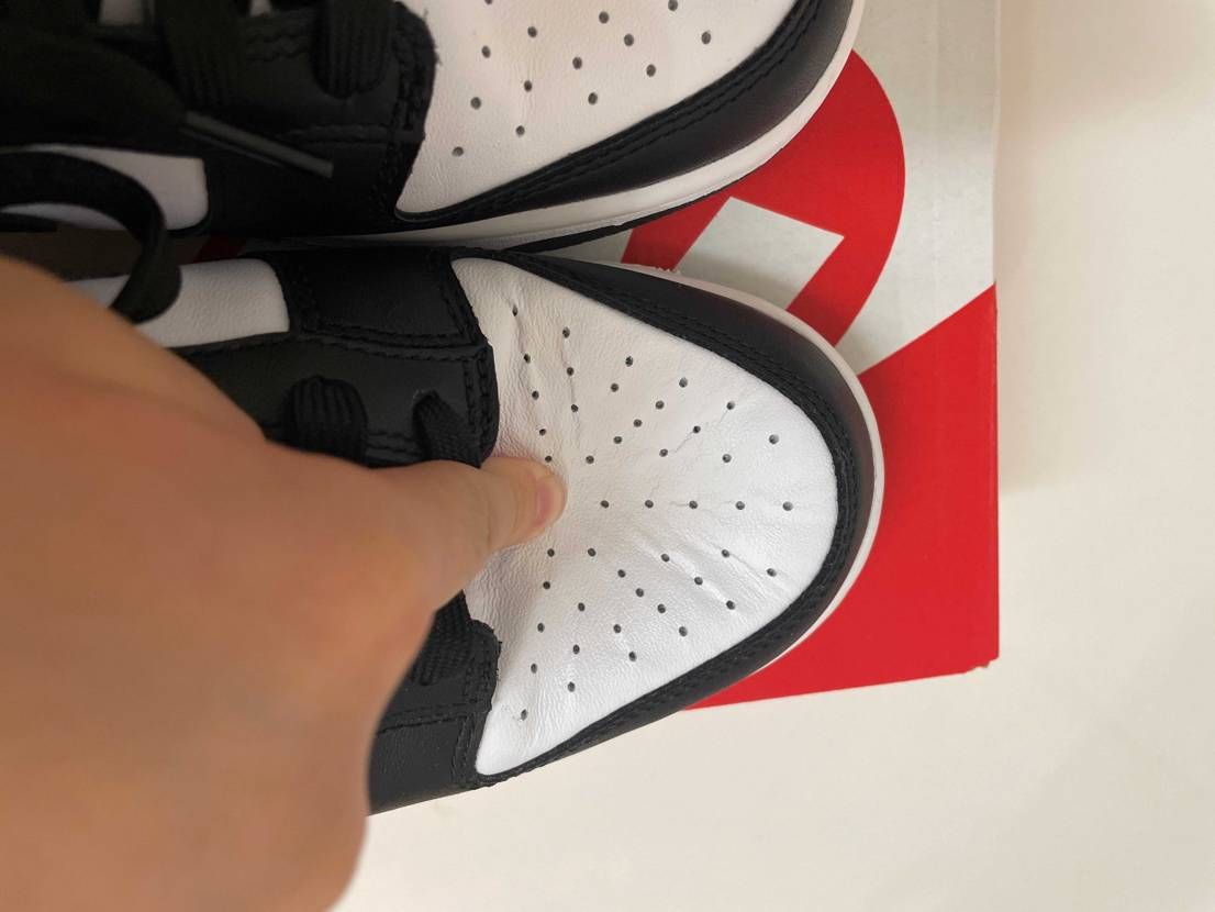 今日届いてまだ1回も履いてないのに右靴のシワシワ😭 左靴と違って触り心地も安っぽ