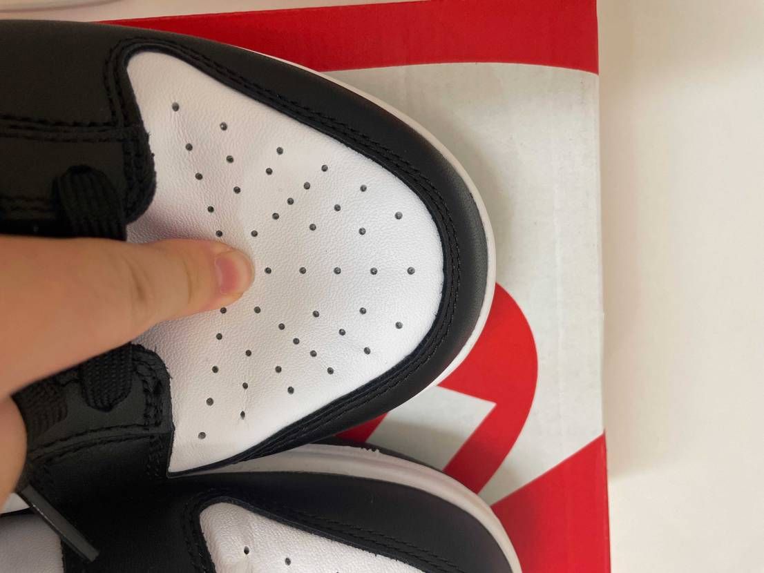 今日届いてまだ1回も履いてないのに右靴のシワシワ😭 左靴と違