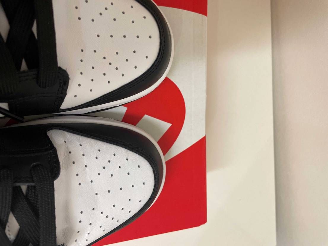 今日届いてまだ1回も履いてないのに右靴のシワシワ😭 左靴と違