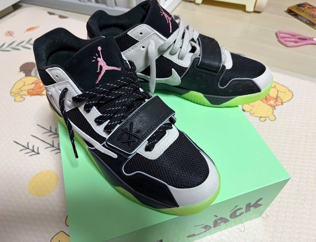 紐の色どうしようか悩むな
何色でもめちゃくちゃカッコいいんだけど
このまま非