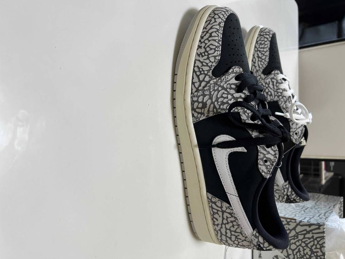 シューレース黒か白かでむっちゃ悩む😕
どっちが良いですか？