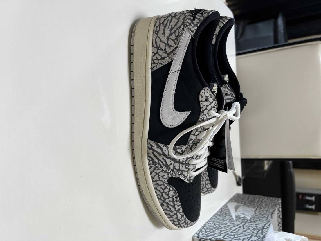 シューレース黒か白かでむっちゃ悩む😕
どっちが良いですか？