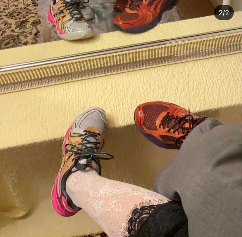 左側のグレーとピンクのスニーカーの年代や型式が分かる方いらっしゃれば教えてくださ