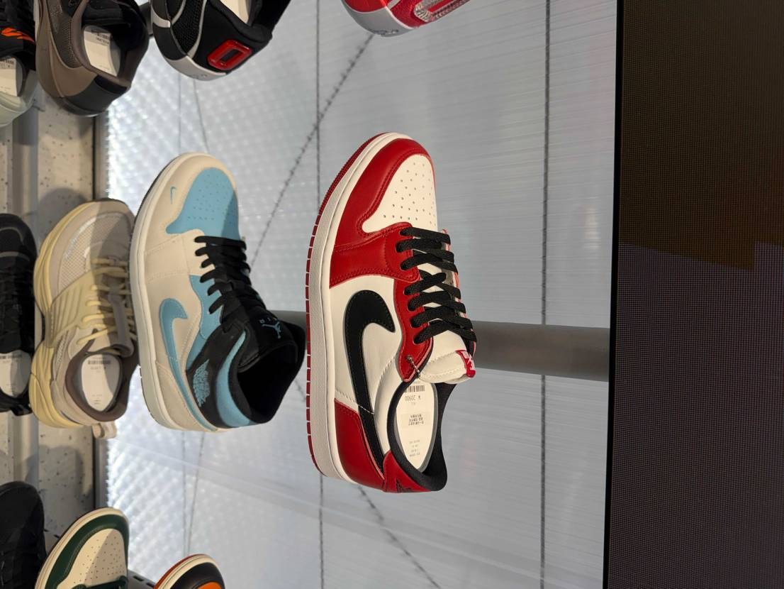 NIKE梅田、アンディー、アトモスに置いてた