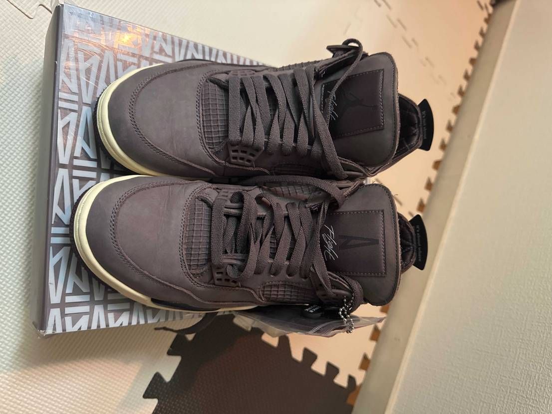 【ブランドとモデル】
NikeのAir Jordan 4は、バスケットボールシ