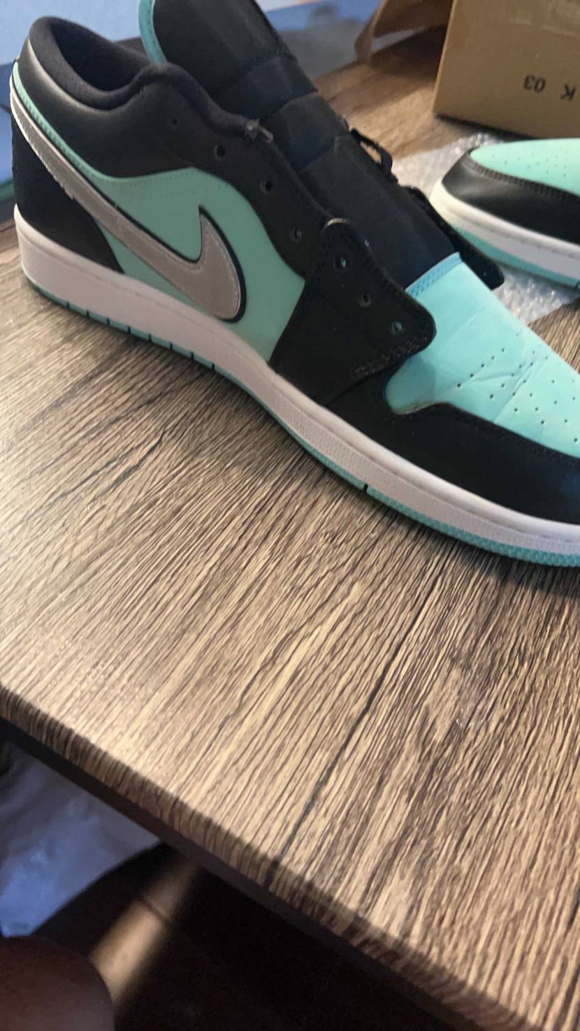 トロピカルツイスト未使用品を，セカストで購入してスウッシュをシルバーでペイントし