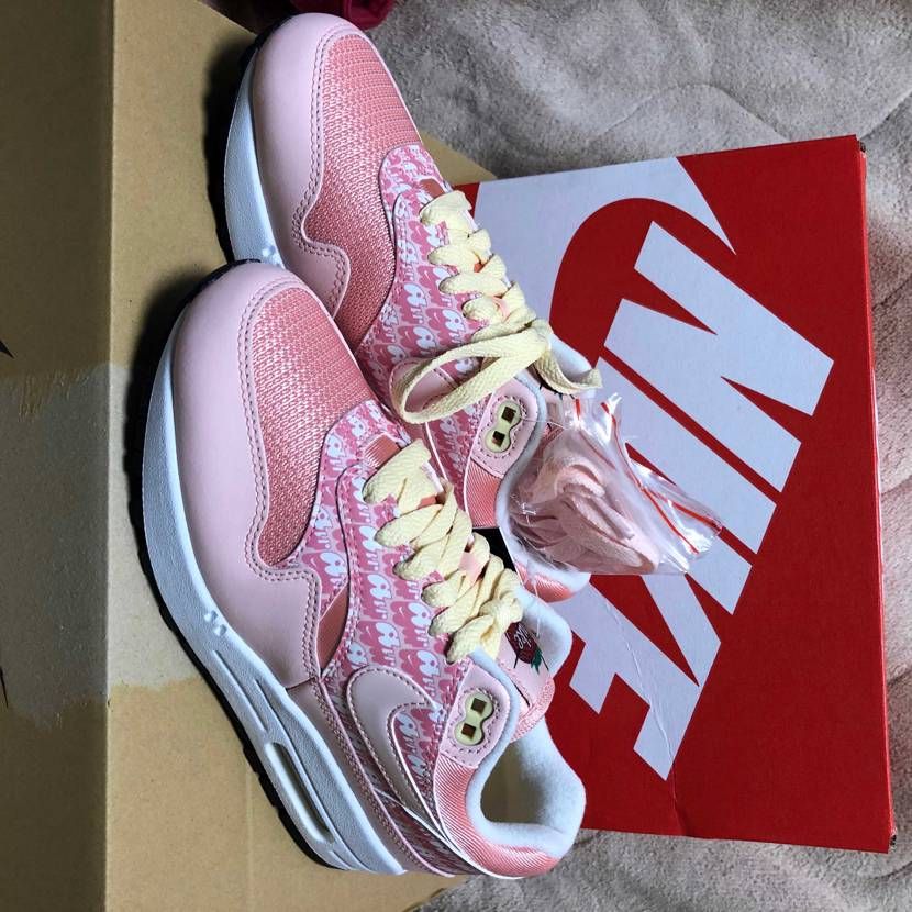 嫁さん用がnikeから到着🎊airmax1はなんせ履き心地が良い!変えの紐どん